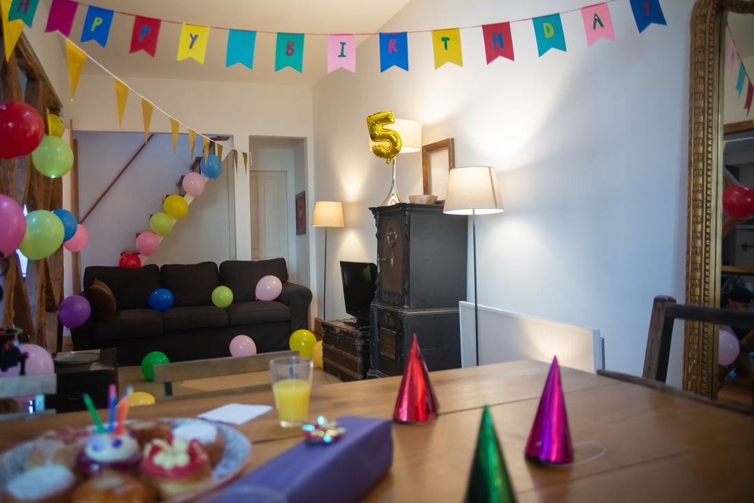 Kolorowe balony i dekoracje urodzinowe w pustej sali