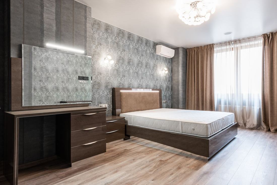 Nowy materac na ramie łóżka w jasnej sypialni