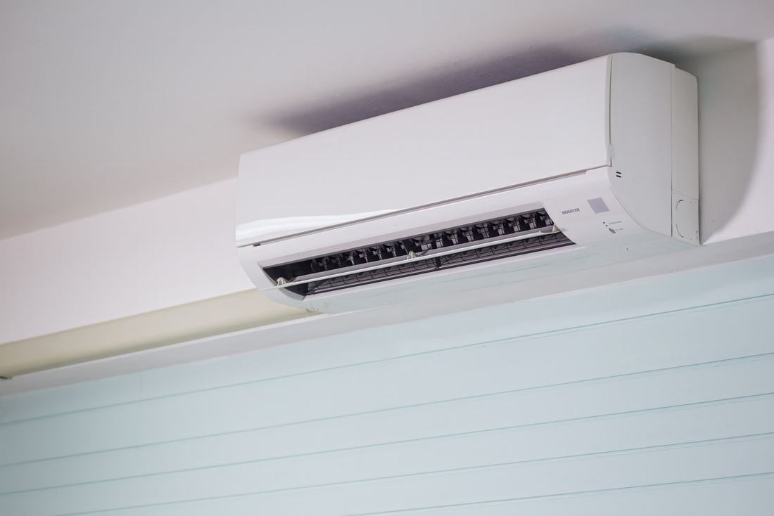 Wewnętrzna jednostka klimatyzatora na białej ścianie