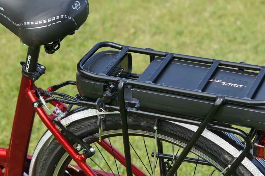 Zbliżenie na baterię i ramę roweru elektrycznego