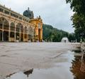 Park uzdrowiskowy z dawną pijalnią i ławkami we wrześniu