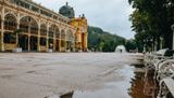 Park uzdrowiskowy z dawną pijalnią i ławkami we wrześniu